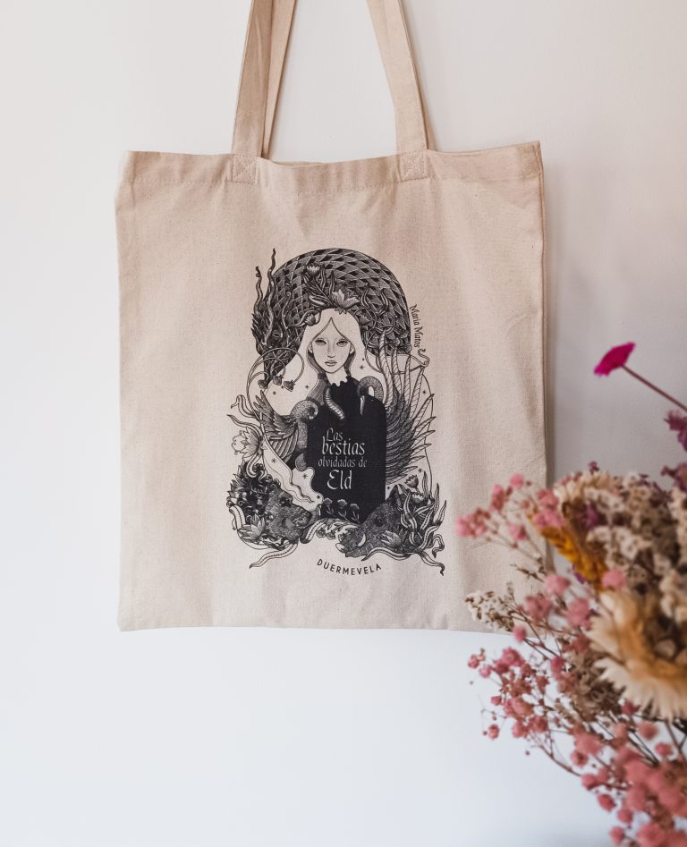 Bolsa de algodón en color crudo de gran resistencia con ilustración de Maria Matos en blanco y negro en la que aparece Sybel en el centro rodeada y protegida por las bestias, con muchísimos detalles y adornos florales, estilo Art Nouveau.
