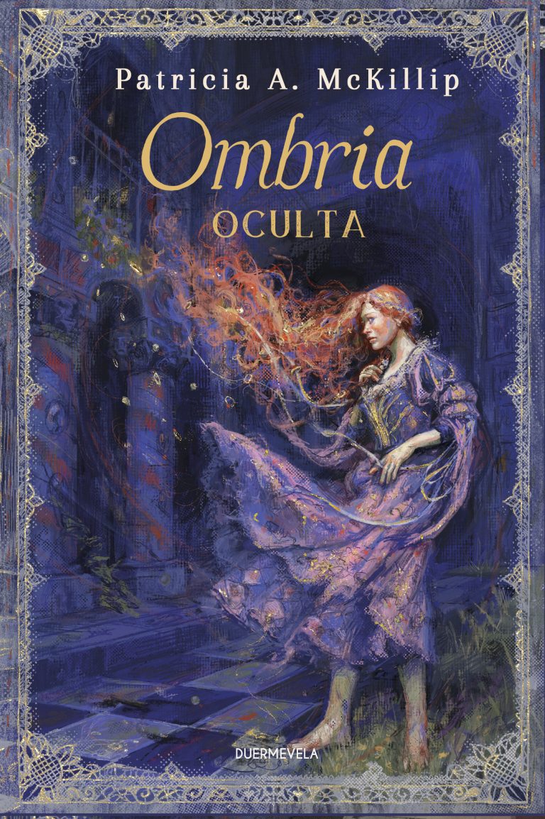 En primer plano Lydea, vestida de morado con ropa renacentista, con el vestido roto, descalza y la larga melena roja al viento, de fondo la ciudad de noche en tonos azules oscuros y morados. A su alrededor un marco bordado.